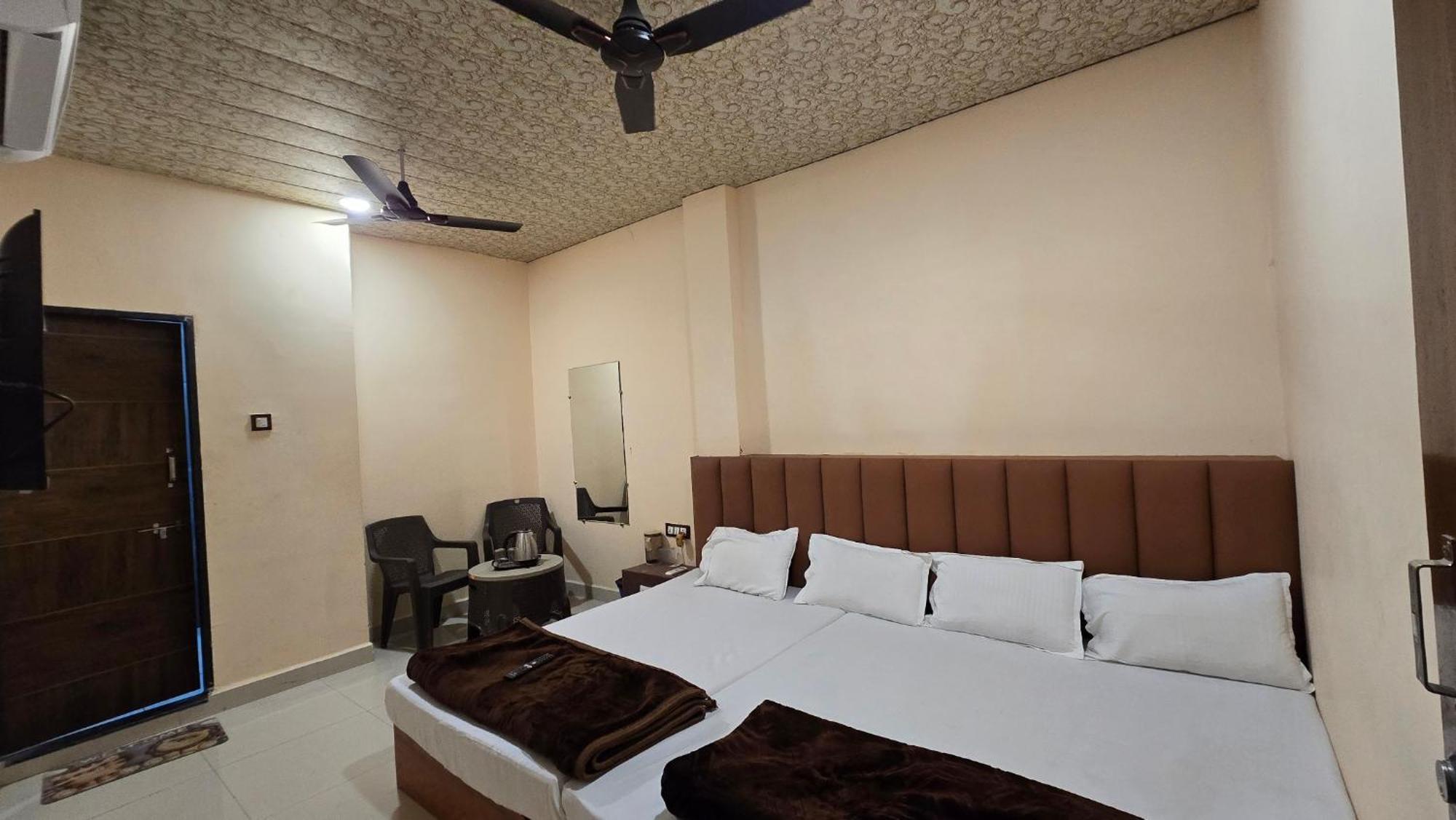 Hotel Maheshwari Green'S Ujjain Exteriör bild
