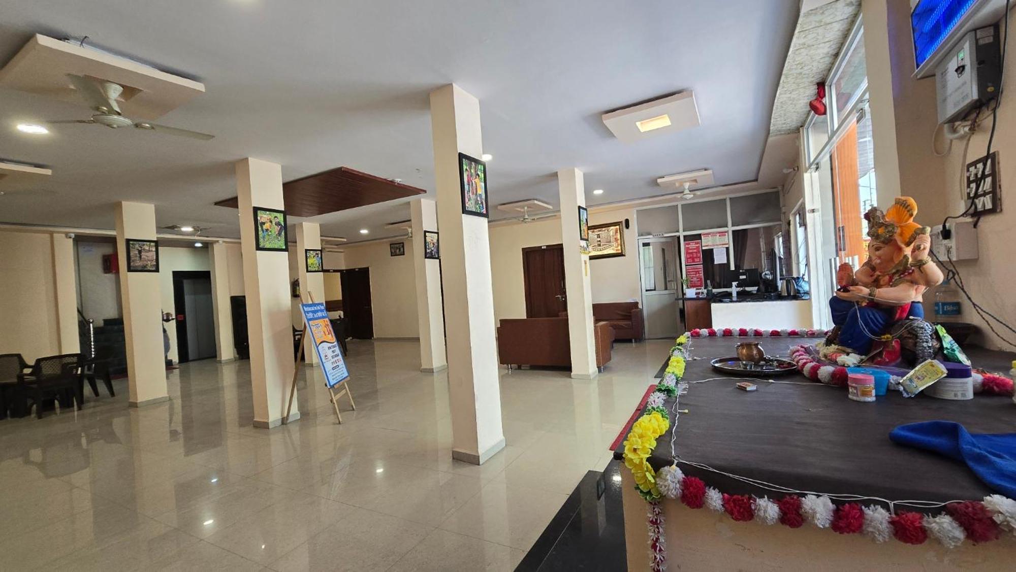 Hotel Maheshwari Green'S Ujjain Exteriör bild