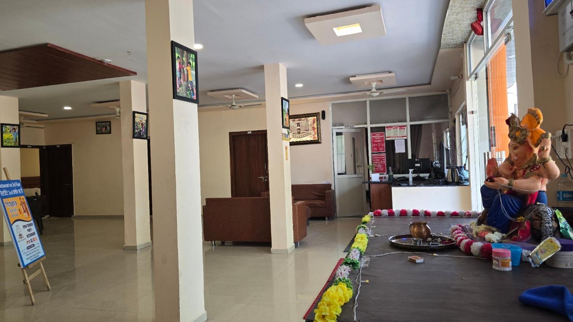 Hotel Maheshwari Green'S Ujjain Exteriör bild