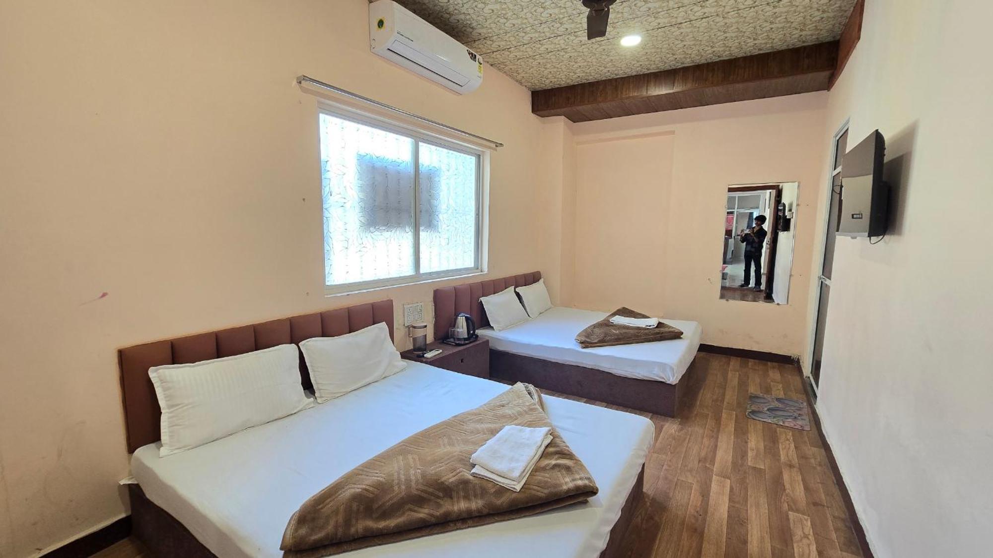 Hotel Maheshwari Green'S Ujjain Exteriör bild